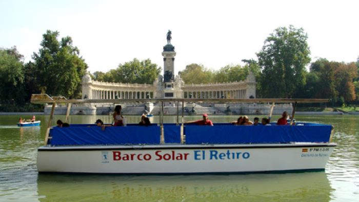 Boating at Retiro Park - where to rent a boat - Rent & Roll Madrid